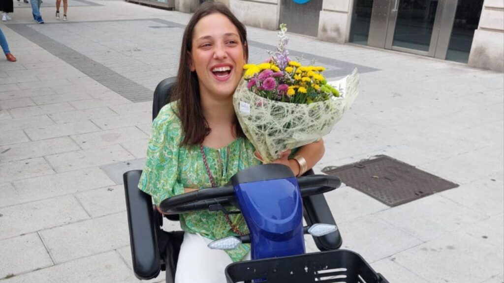 Un conductor de bus lleva a una joven con parálisis cerebral hasta su casa en plena huelga del sector