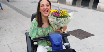 Un conductor de bus lleva a una joven con parálisis cerebral hasta su casa en plena huelga del sector