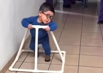 Un grupo de maestras crean un andador para Mauricio, un pequeño de un año con ceguera legal