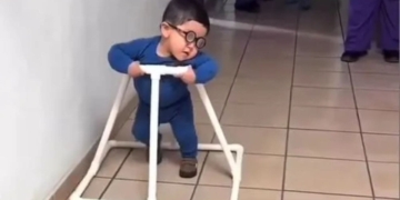 Un grupo de maestras crean un andador para Mauricio, un pequeño de un año con ceguera legal