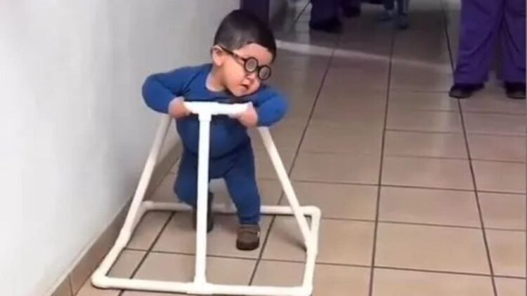 Un grupo de maestras crean un andador para Mauricio, un pequeño de un año con ceguera legal