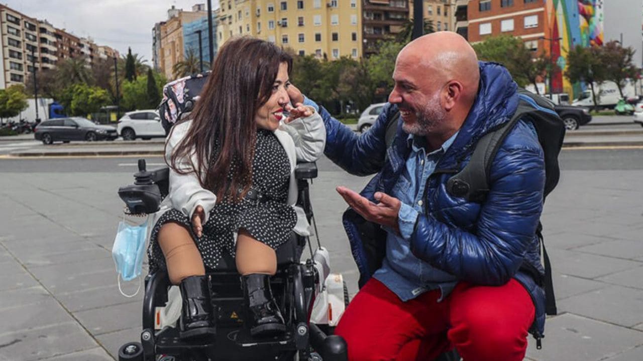 Myriam Arnáiz con su asistente personal de apoyo