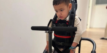 Un andador con patinete incorporado, el nuevo 'juguete' de Pablito, un niño con parálisis cerebral