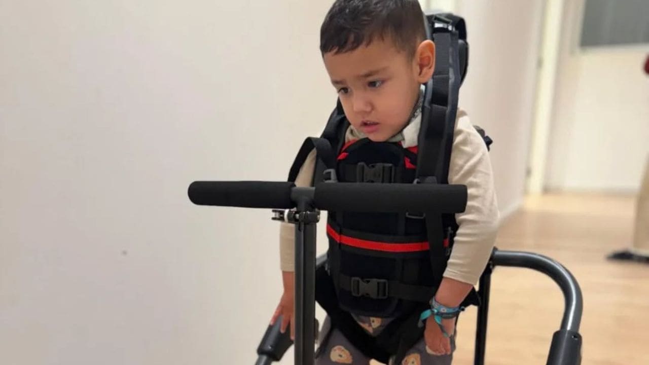 Un andador con patinete incorporado, el nuevo 'juguete' de Pablito, un niño con parálisis cerebral