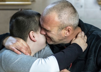 Imagen de archivo de un padre de un hijo con autismo reducción jornada laboral