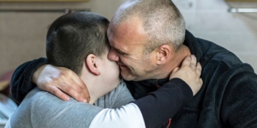 Imagen de archivo de un padre de un hijo con autismo reducción jornada laboral