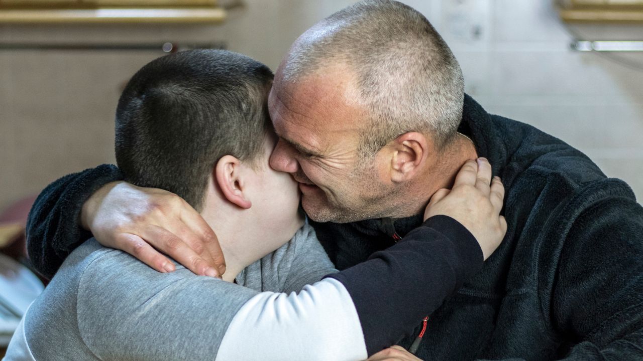 Imagen de archivo de un padre de un hijo con autismo reducción jornada laboral