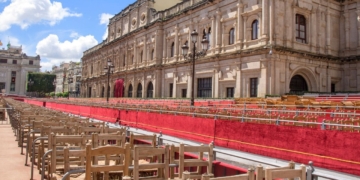 Palcos y sillas reservados para personas con discapacidad en la Semana Santa de Sevilla 2026