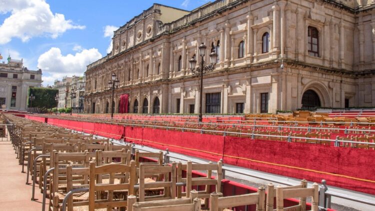 Palcos y sillas reservados para personas con discapacidad en la Semana Santa de Sevilla 2026