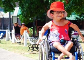 Pedrito, un niño de 12 años con discapacidad completa su primer triatlón en San Lorenzo