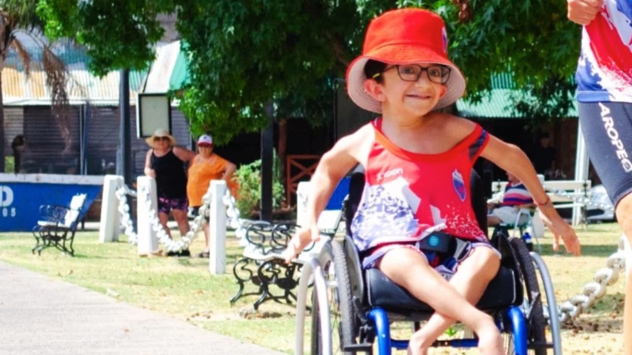 Pedrito, un niño de 12 años con discapacidad completa su primer triatlón en San Lorenzo