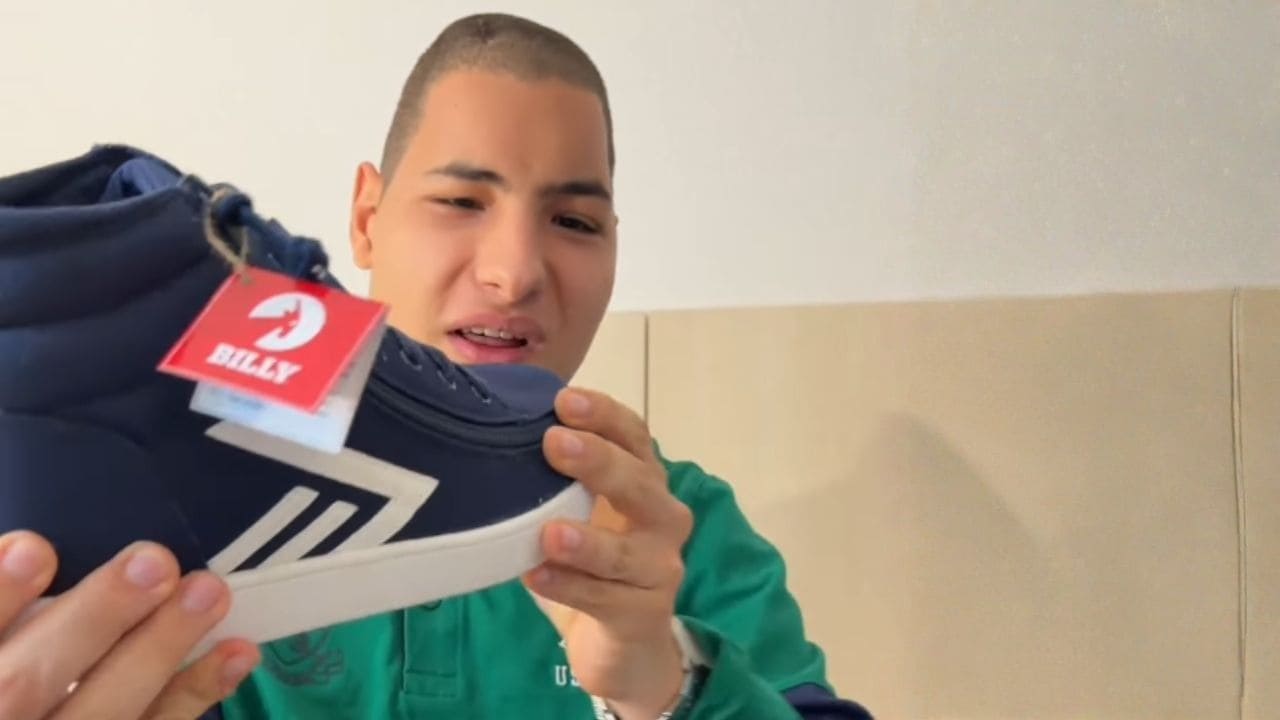 Roque Star muestra unas zapatillas adaptadas para personas con discapacidad