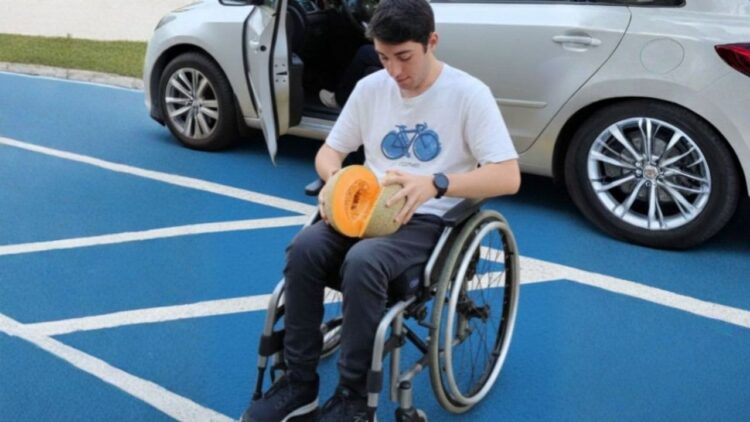 Sergio Requena, joven con discapacidad, 'abre el melón' de las plazas PMR