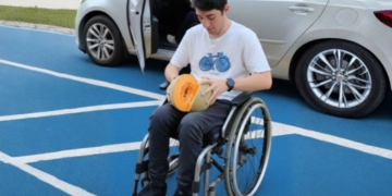 Sergio Requena, joven con discapacidad, 'abre el melón' de las plazas PMR