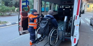Así es el transporte adaptado 'puerta a puerta' de COCEMFE Valencia para personas con discapacidad