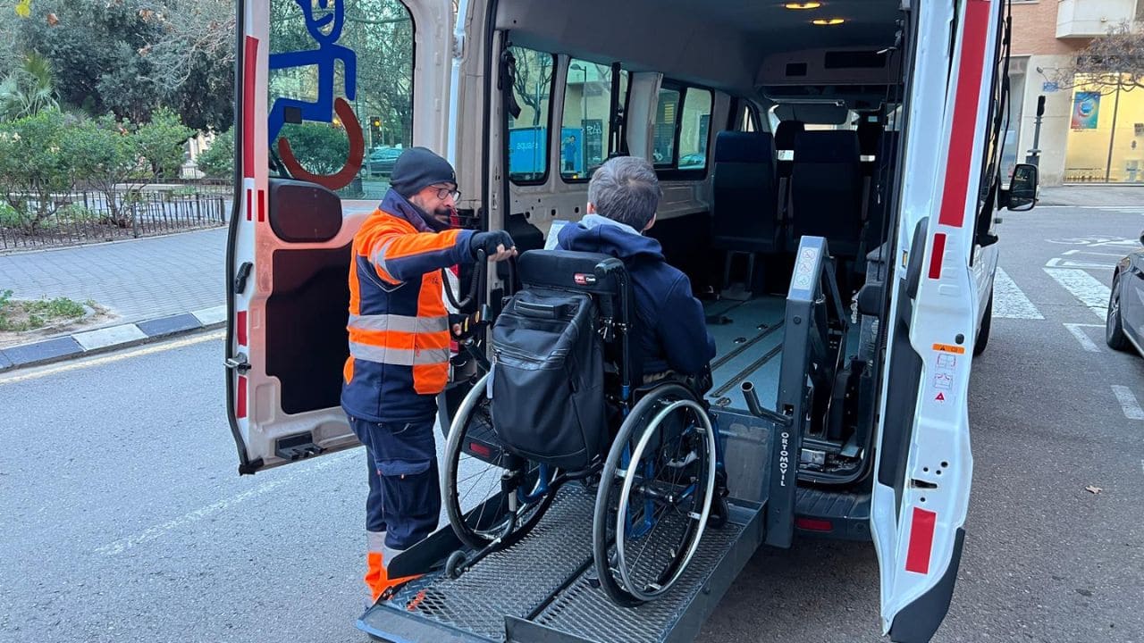 Así es el transporte adaptado ‘puerta a puerta’ de COCEMFE Valencia para personas con discapacidad
