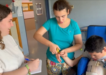 ’Fabricando ayudas, creando sonrisas’: un proyecto que fomenta la autonomía de personas con discapacidad