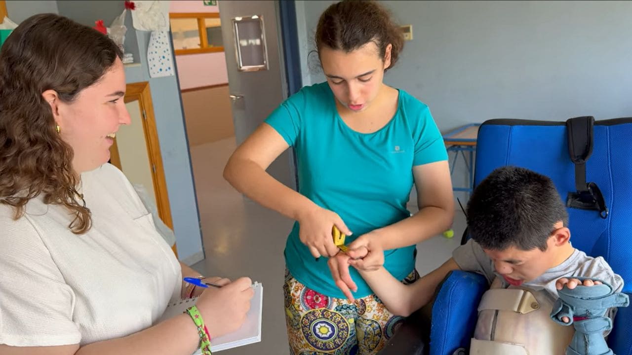 ’Fabricando ayudas, creando sonrisas’: un proyecto que fomenta la autonomía de personas con discapacidad