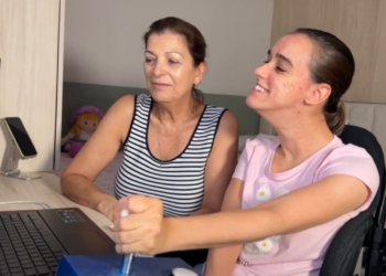 Una joven con parálisis cerebral logra 'hablar' con voz propia gracias a un pionero sistema de comunicación