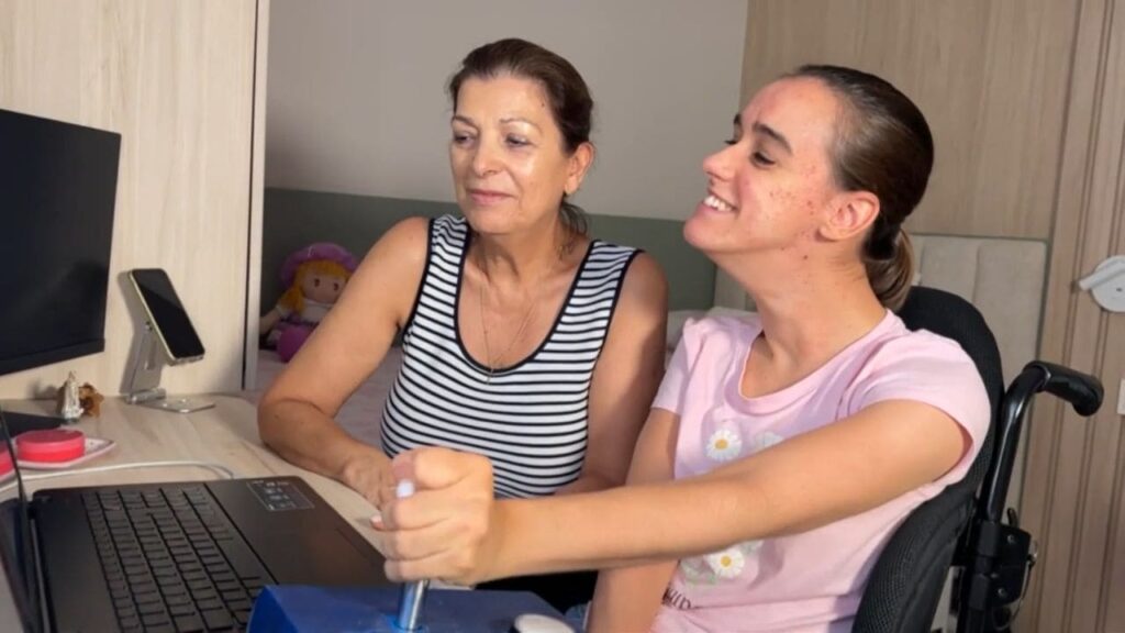 Una joven con parálisis cerebral logra 'hablar' con voz propia gracias a un pionero sistema de comunicación