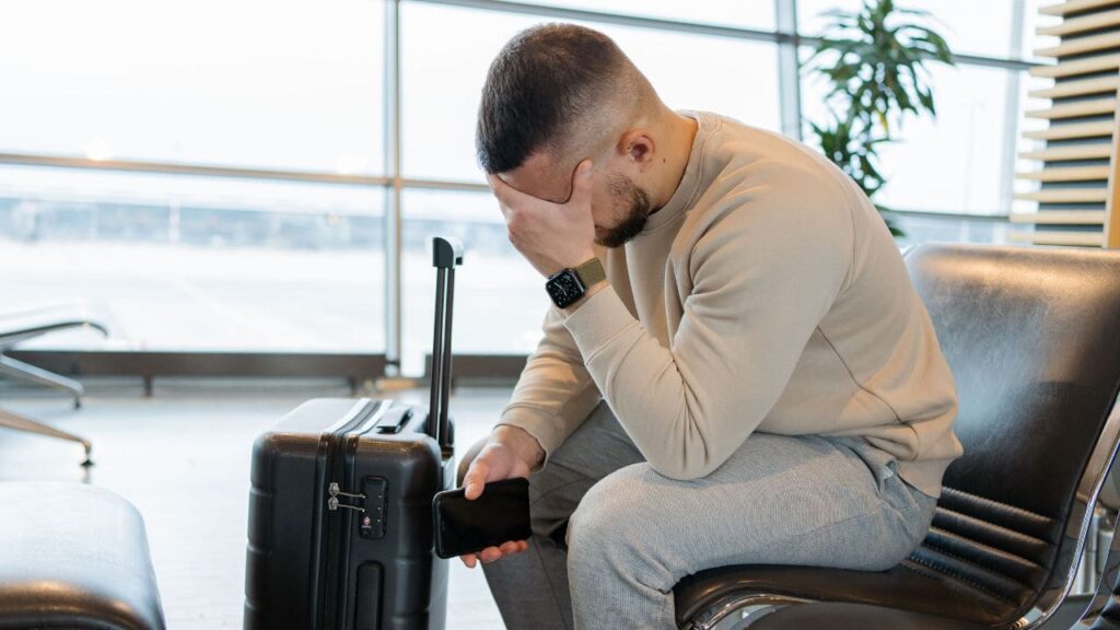 Qué sanciones pueden aplicarse por viajar al extranjero durante una baja laboral