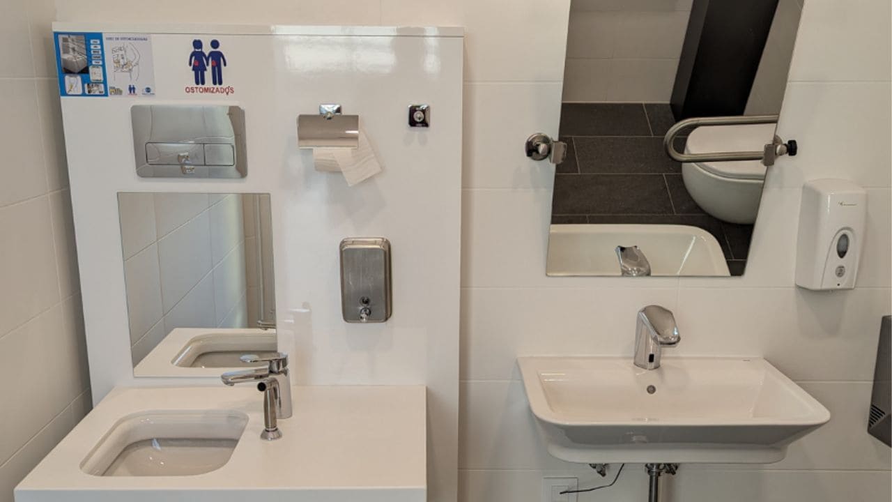 El Centro Comercial Bahía Sur estrena su primer baño para personas ostomizadas