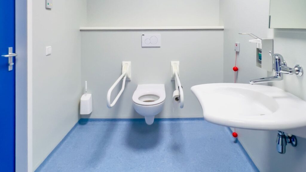 Un joven con discapacidad denuncia el uso inadecuado de los baños adaptados: «No es un baño VIP»