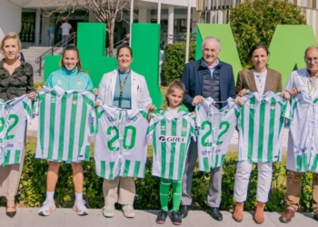 'Batas Más Fuertes', una iniciativa del Real Betis que llena de esperanza a niños ingresados en el Hospital