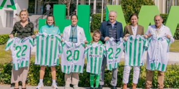 'Batas Más Fuertes', una iniciativa del Real Betis que llena de esperanza a niños ingresados en el Hospital