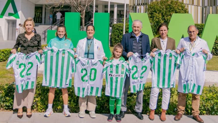 'Batas Más Fuertes', una iniciativa del Real Betis que llena de esperanza a niños ingresados en el Hospital