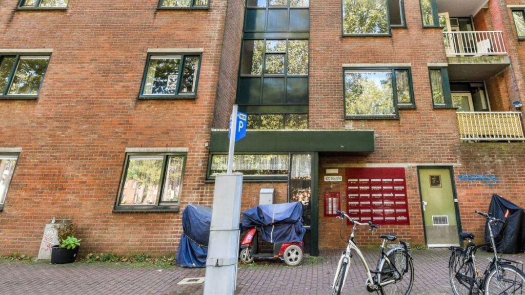 Un hombre amputado de piernas y 71% de discapacidad no puede salir de casa por la ausencia de una silla salvaescaleras