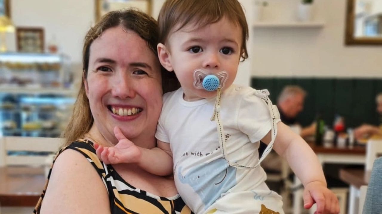 Una madre con discapacidad, ante la falta de accesibilidad: "La sociedad juzga en vez de prestar apoyos"