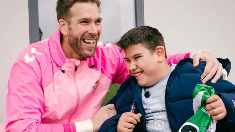 Rubén, un niño de diez años con discapacidad, conoce a los jugadores del Betis