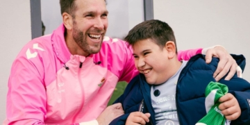 Rubén, un niño de diez años con discapacidad, conoce a los jugadores del Betis