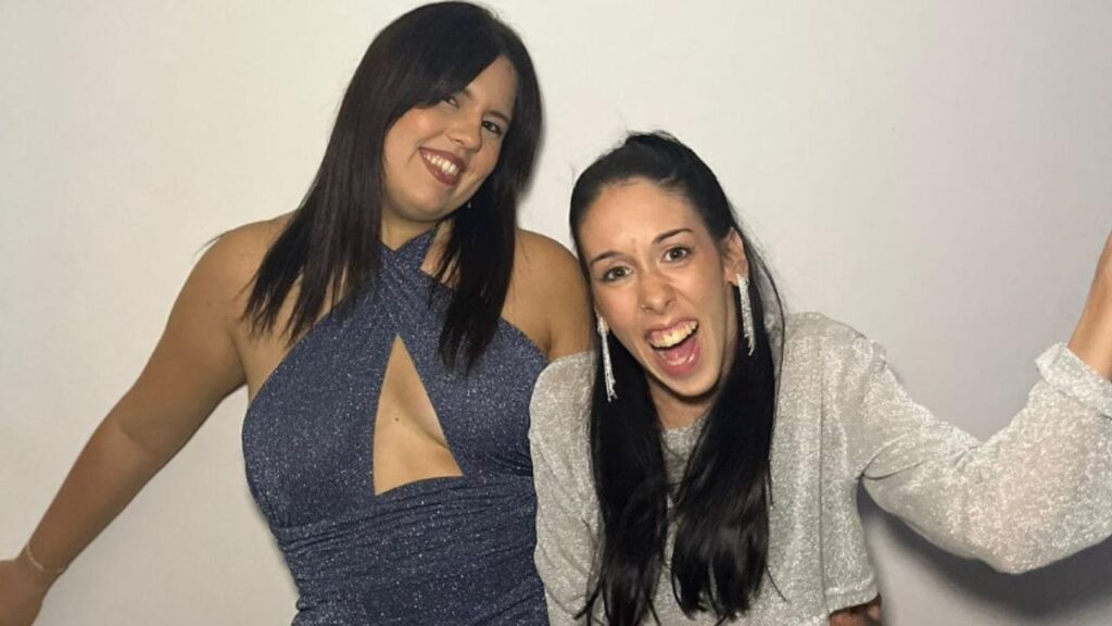 Dos jóvenes que visibilizan la parálisis cerebral muestran sus truquitos para ganar independencia