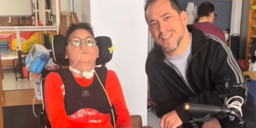El Langui junto a Nicolás, niño de 11 años con un tumor cerebral