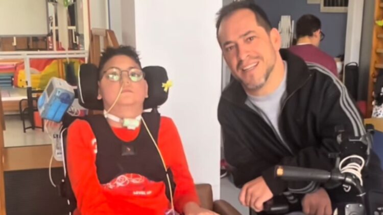 El Langui junto a Nicolás, niño de 11 años con un tumor cerebral