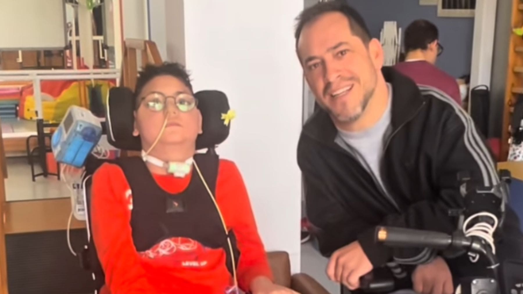 El Langui junto a Nicolás, niño de 11 años con un tumor cerebral