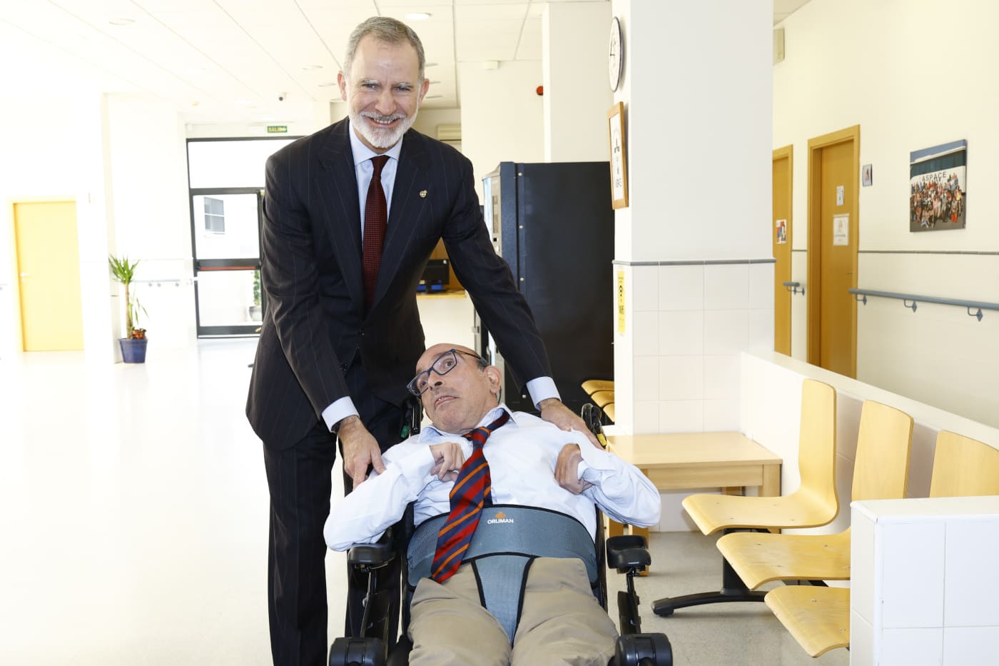 El Rey Felipe VI visita un centro de personas con parálisis cerebral en Sevilla: "Conoceros ha sido el mayor regalo"
