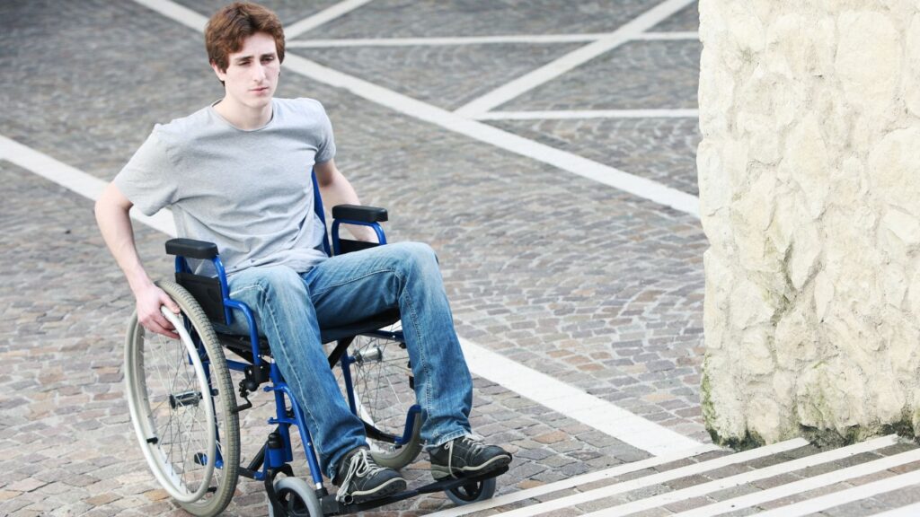 El dilema de las personas con discapacidad: «¿Hay que ir a un lugar que no esté adaptado buscándose la vida?»