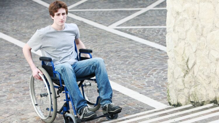 El dilema de las personas con discapacidad: "¿Hay que ir a un lugar que no esté adaptado buscándose la vida?"