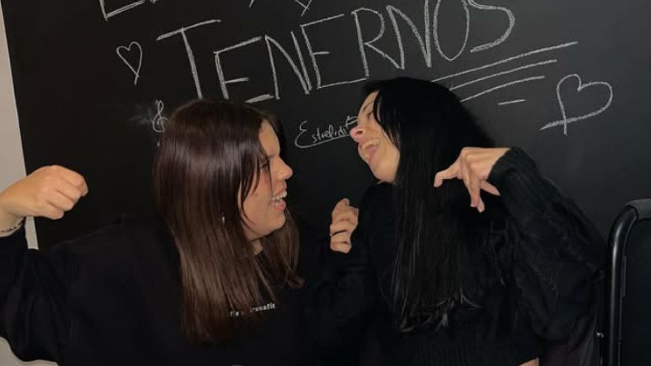 Dos jóvenes que visibilizan la parálisis cerebral muestran sus "truquitos" para ganar independencia