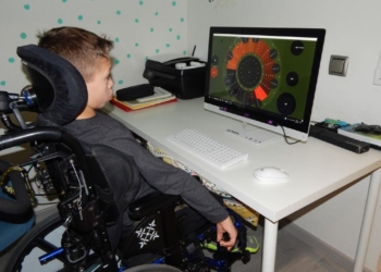 Crean un instrumento que permite a personas con discapacidad aprender y tocar música a través de la mirada