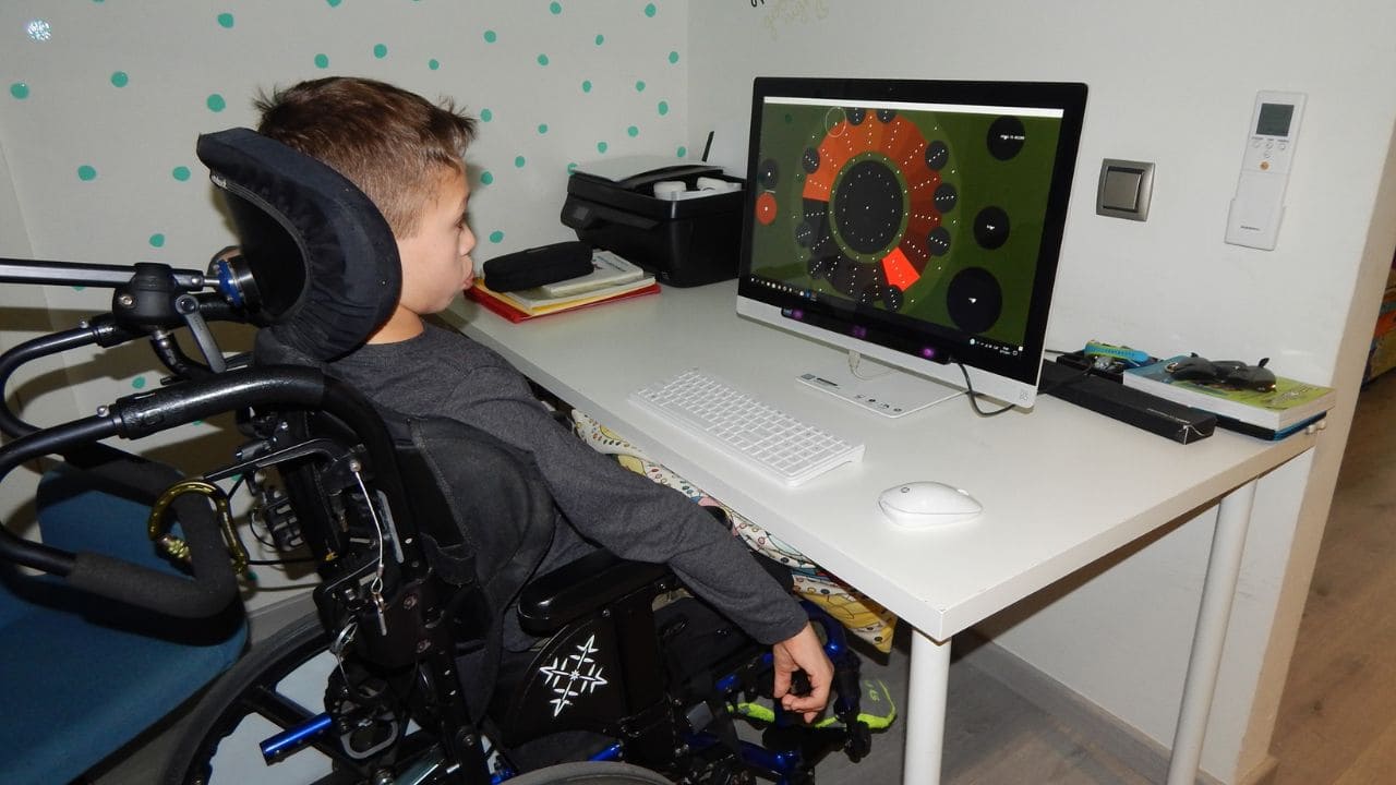 Crean un instrumento que permite a personas con discapacidad aprender y tocar música a través de la mirada