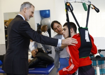 El Rey Felipe VI visita un centro de personas con parálisis cerebral en Sevilla: "Conoceros ha sido el mayor regalo"