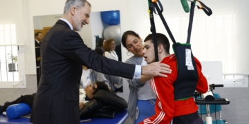 El Rey Felipe VI visita un centro de personas con parálisis cerebral en Sevilla: "Conoceros ha sido el mayor regalo"
