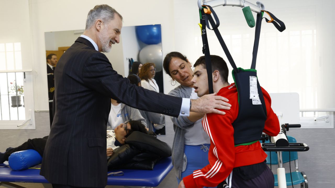 El Rey Felipe VI visita un centro de personas con parálisis cerebral en Sevilla: "Conoceros ha sido el mayor regalo"