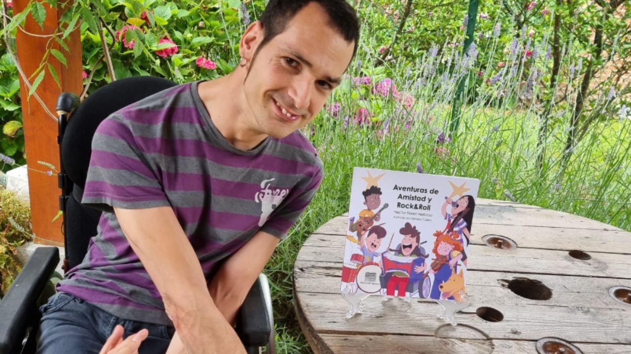 Héctor Flórez, escritor con parálisis cerebral y un 95% de discapacidad, ayuda a normaliza la vida de personas con diversidad funcional