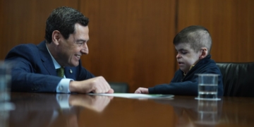 Juanma Moreno reunido con Leo, un niño de 12 años con Piel de Mariposa