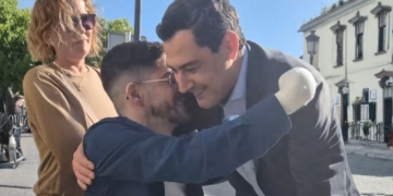 Juanma Moreno y José Carlos, paciente con Piel de Mariposa